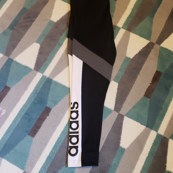 Nwt ADIDAS colourblock leggings - aeroready - Picture 3 of 4